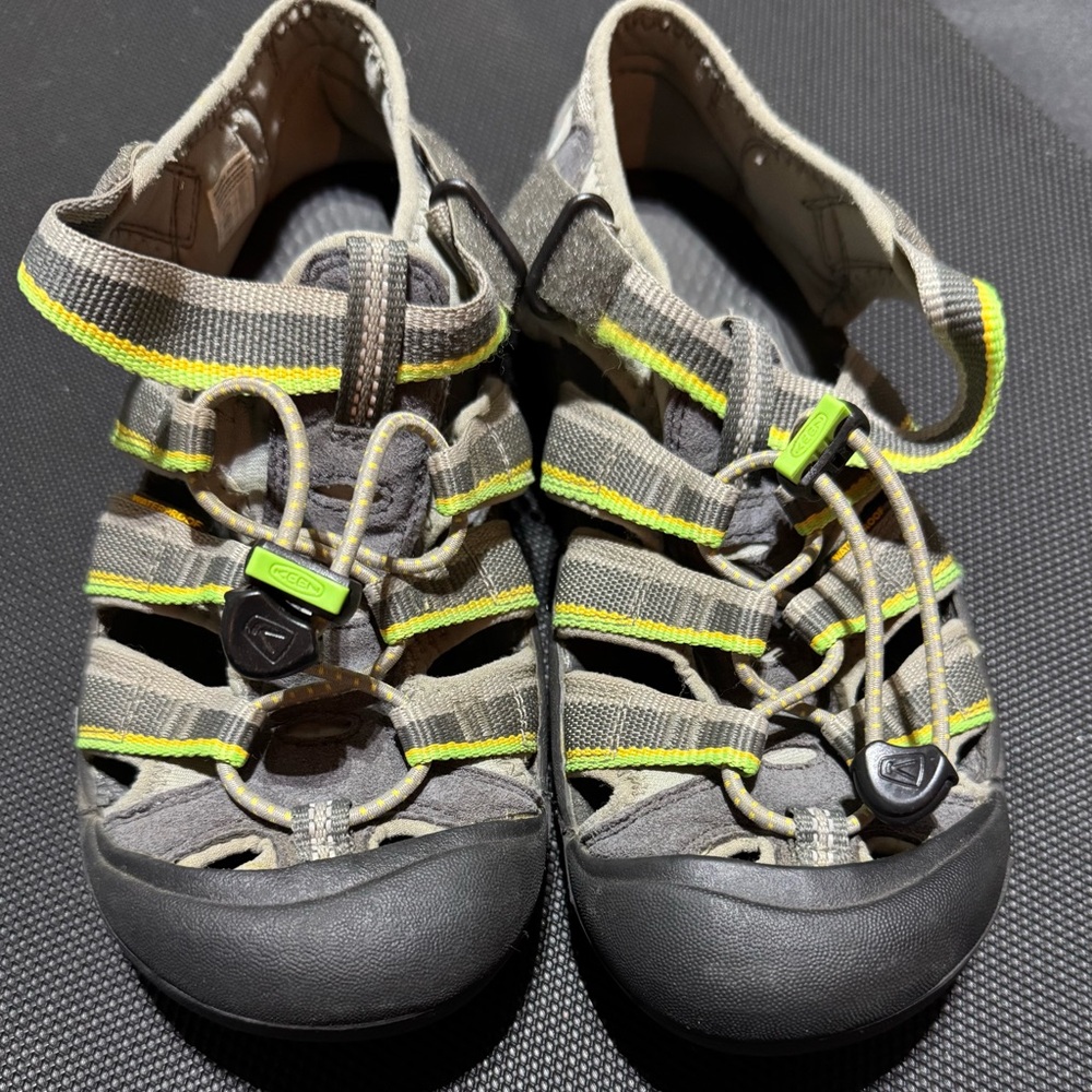 Keen Kids 5 (fits like women’s 6.5/7)  GREAT SHAPE- barely worn!